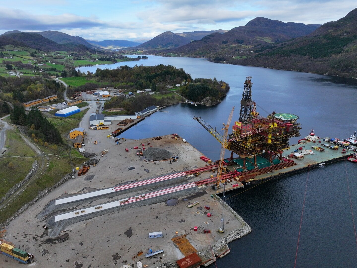 Disposal Eider Alpha platform topside.